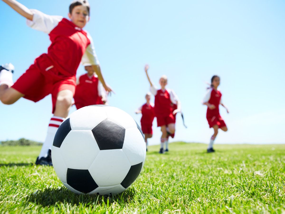 В данной статье мы говорим о том, в каком возрасте отдать ребенка на футбол, 4 года, 6 лет ил...